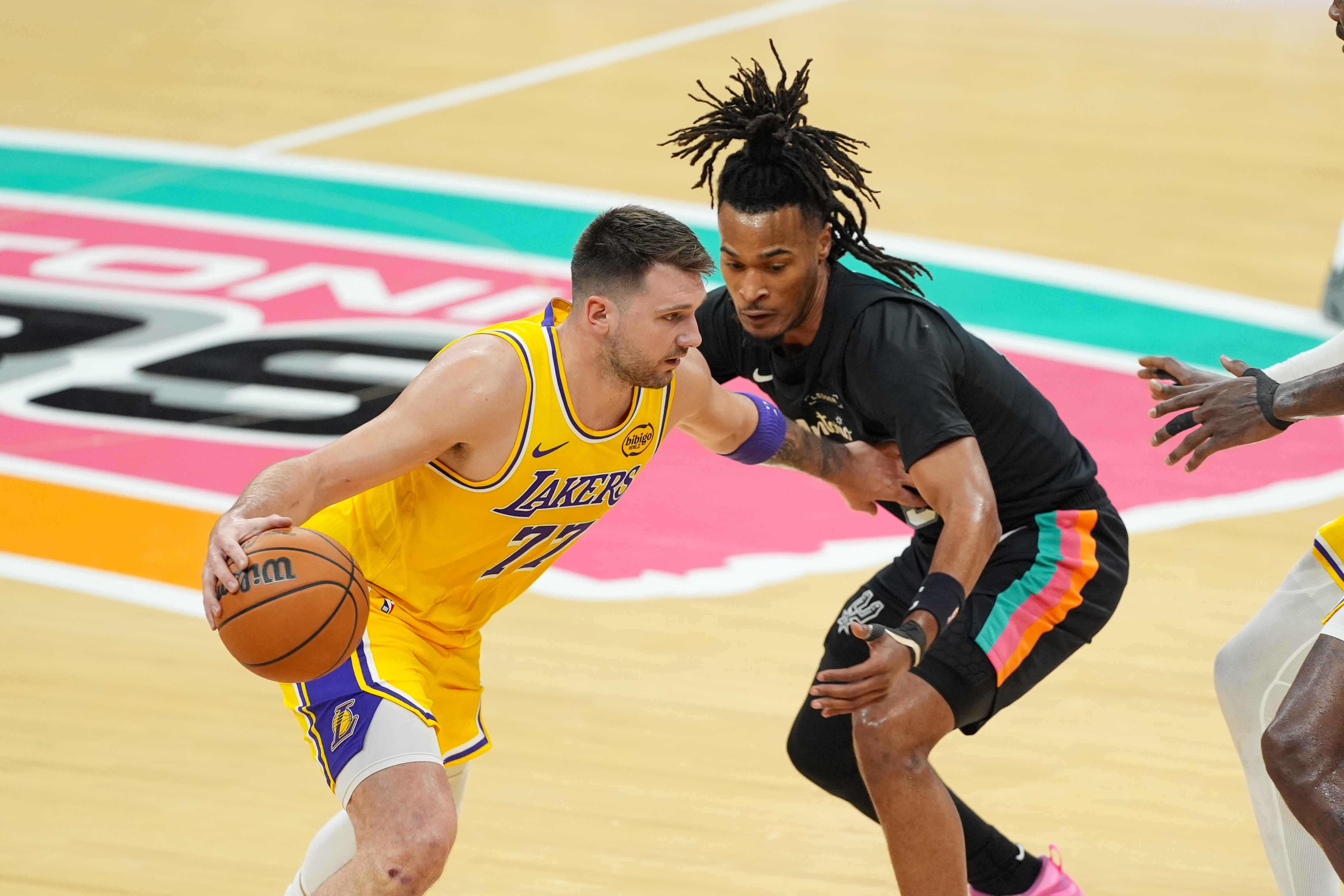 半岛体育APP-卡斯尔：我努力不让东契奇站上罚球线 凭一己之力实在没法防住他