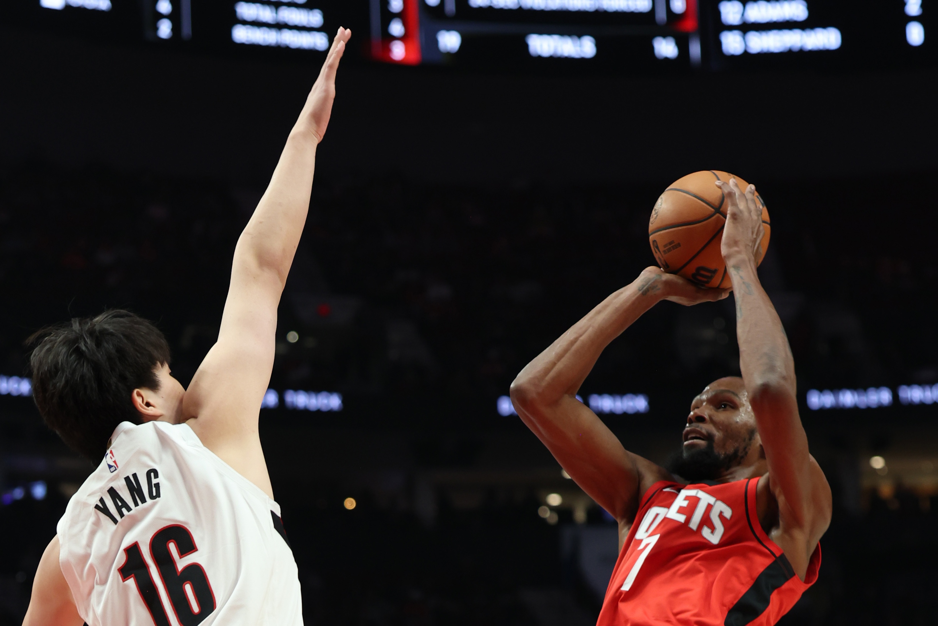 半岛体育APP-火箭能否复仇？ESPN预测明日胜率：火箭69.5% 开拓者30.5%