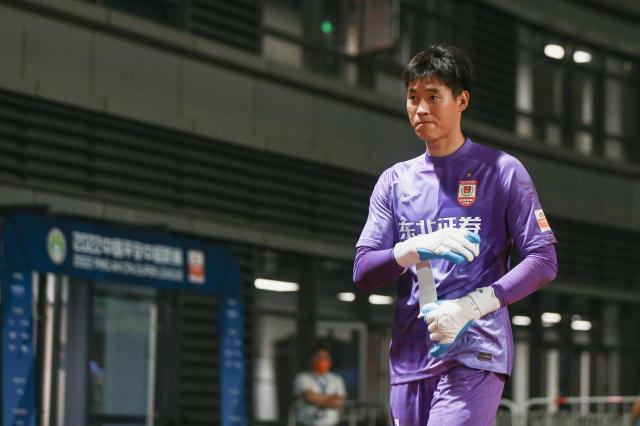 半岛体育-12年出战81场的门将刘伟国，大礼送给了谁？