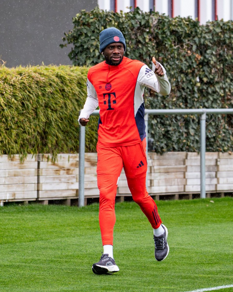 半岛体育-好消息！拜仁官方社媒晒照片，确认戴维斯今日恢复跑步训练